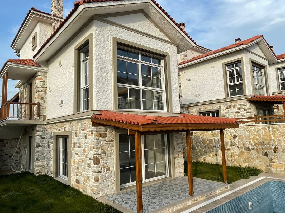 Villa dış cephe doğal taş ve dekoratif sıva kaplama uygulaması