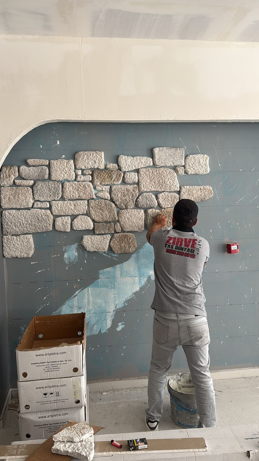 İç mekân kültür taşı montaj ve duvar kaplama uygulaması